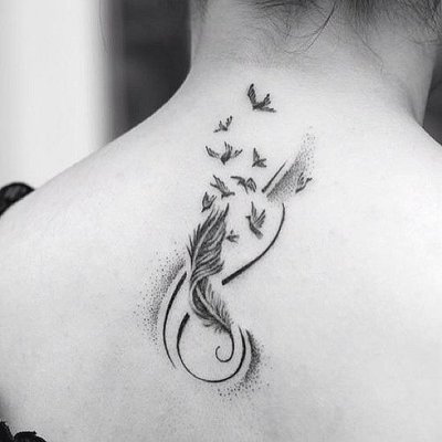 Tatouage plume en forme d'infini sur le haut du dos